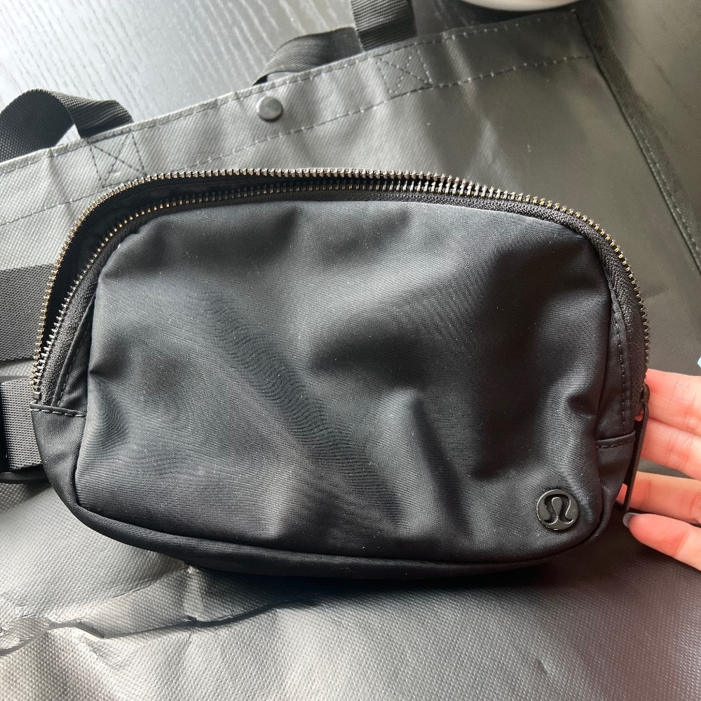 Original Lululemon Everywhere Belt Bag- Metal Zipper